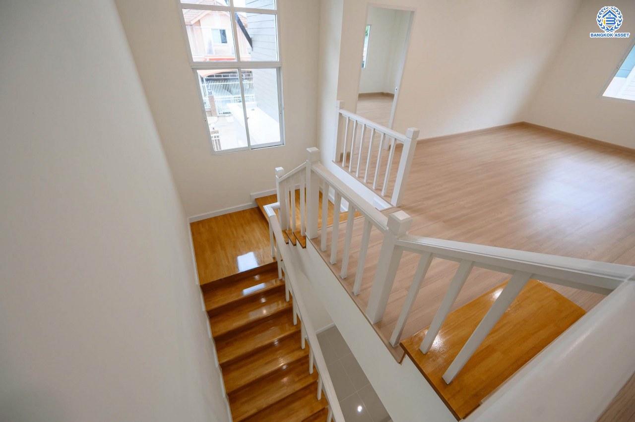 บ้านมือสองตกแต่งใหม่ โครงการ ปริญญดา ปิ่นเกล้า-พุทธมณฑลสาย 2 หลังมุม เนื้อที่ 104.5 ตร.ว.พื้นที่ใช้สอย 197.8 ตร.ม. ฟังก์ชัน 3 ห้องนอน 5 ห้องน้ำ 1 ห้องแม่บ้าน จอดรถได้ 2 คัน บนทำเลเดินทางสะดวก เชื่อมต่อ ถ.พุทธมณฑลสาย 2 ใกล้ทางคู่ขนานลอยฟ้าบรมราชชนนี, เซ็นทรัลปิ่นเกล้า และ ม.มหิดล